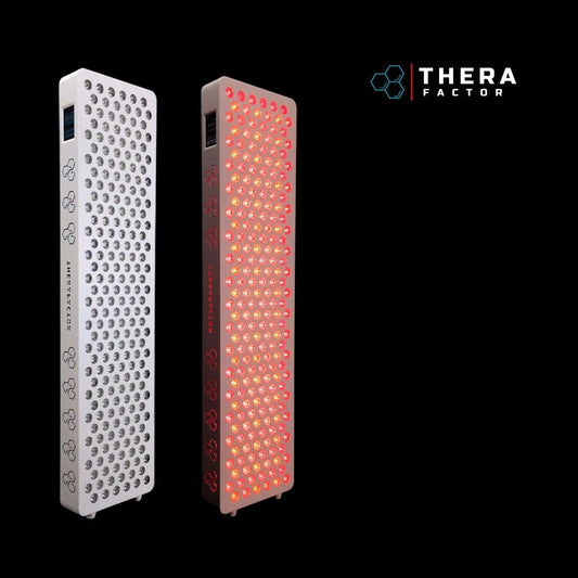 Painel TheraPRO de terapia de luz vermelha e infravermelho próximo da TheraFactor® em utilização doméstica