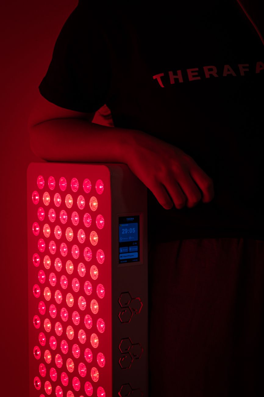 Painel TheraPRO de terapia de luz vermelha e infravermelho próximo da TheraFactor® em utilização doméstica