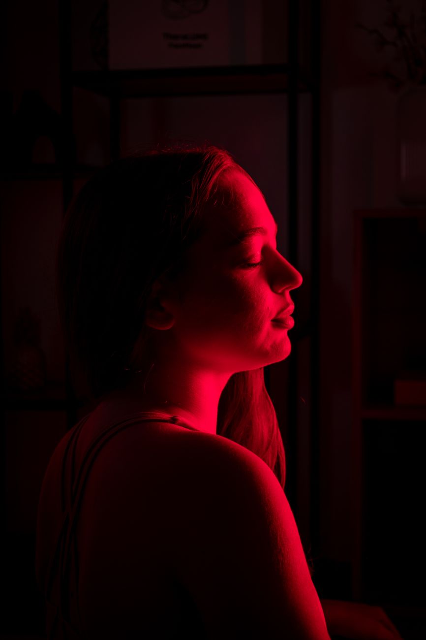 Painel TheraPRO de terapia de luz vermelha e infravermelho próximo da TheraFactor® em utilização doméstica