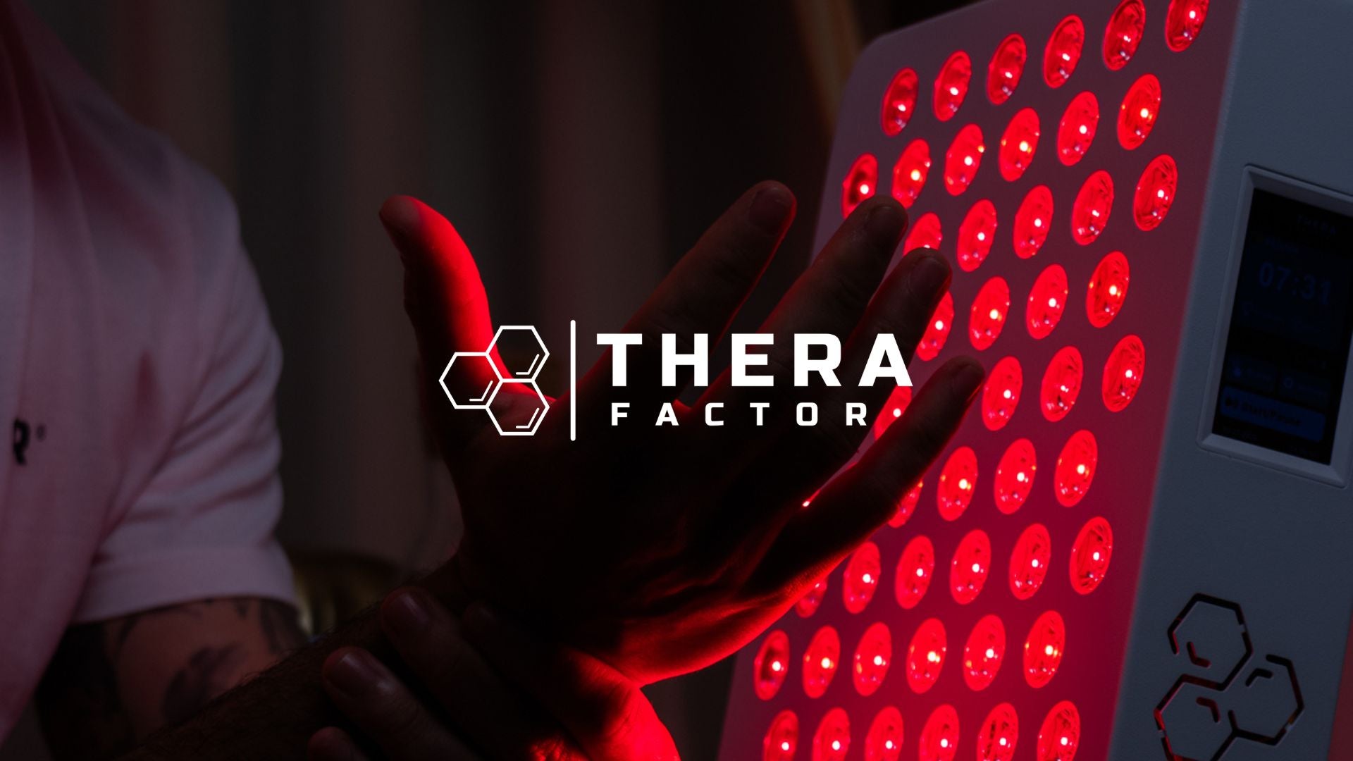 Painel TheraPRO de terapia de luz vermelha e infravermelho próximo da TheraFactor® em utilização doméstica