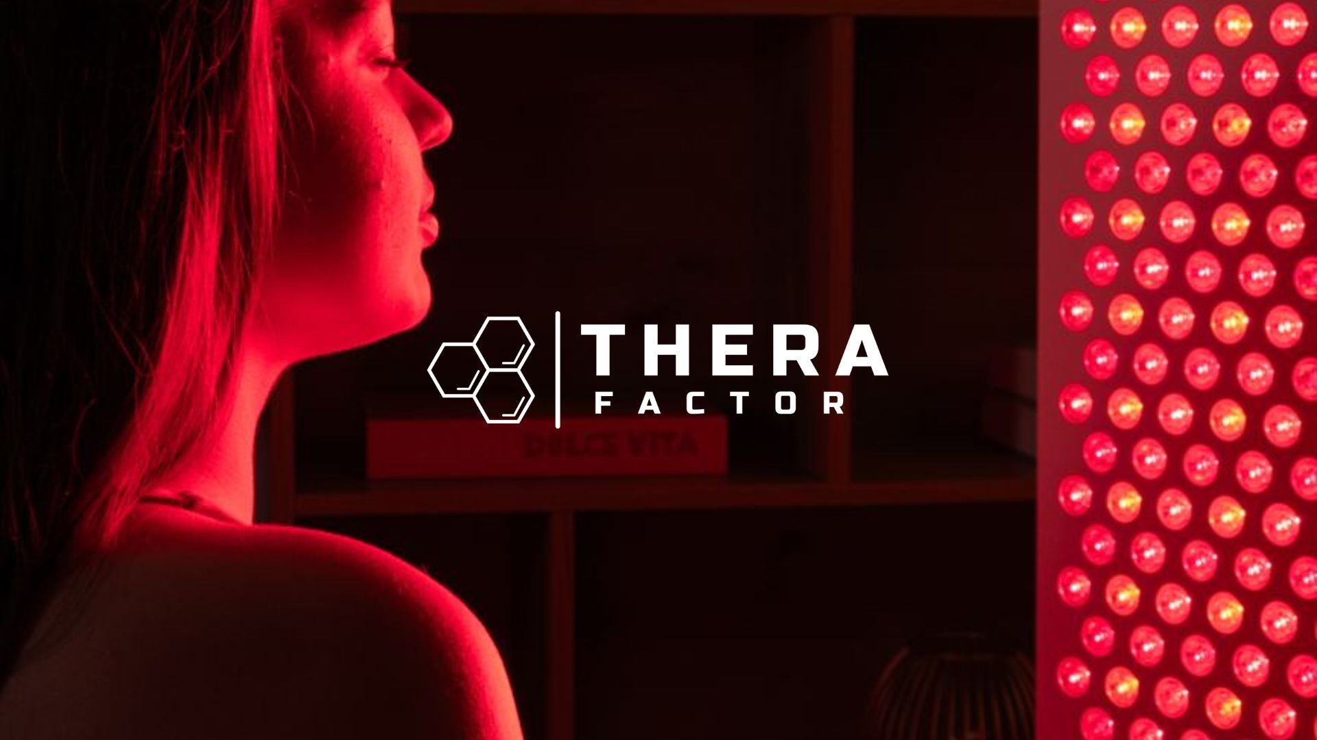 Painel TheraPRO de terapia de luz vermelha e infravermelho próximo da TheraFactor® em utilização doméstica