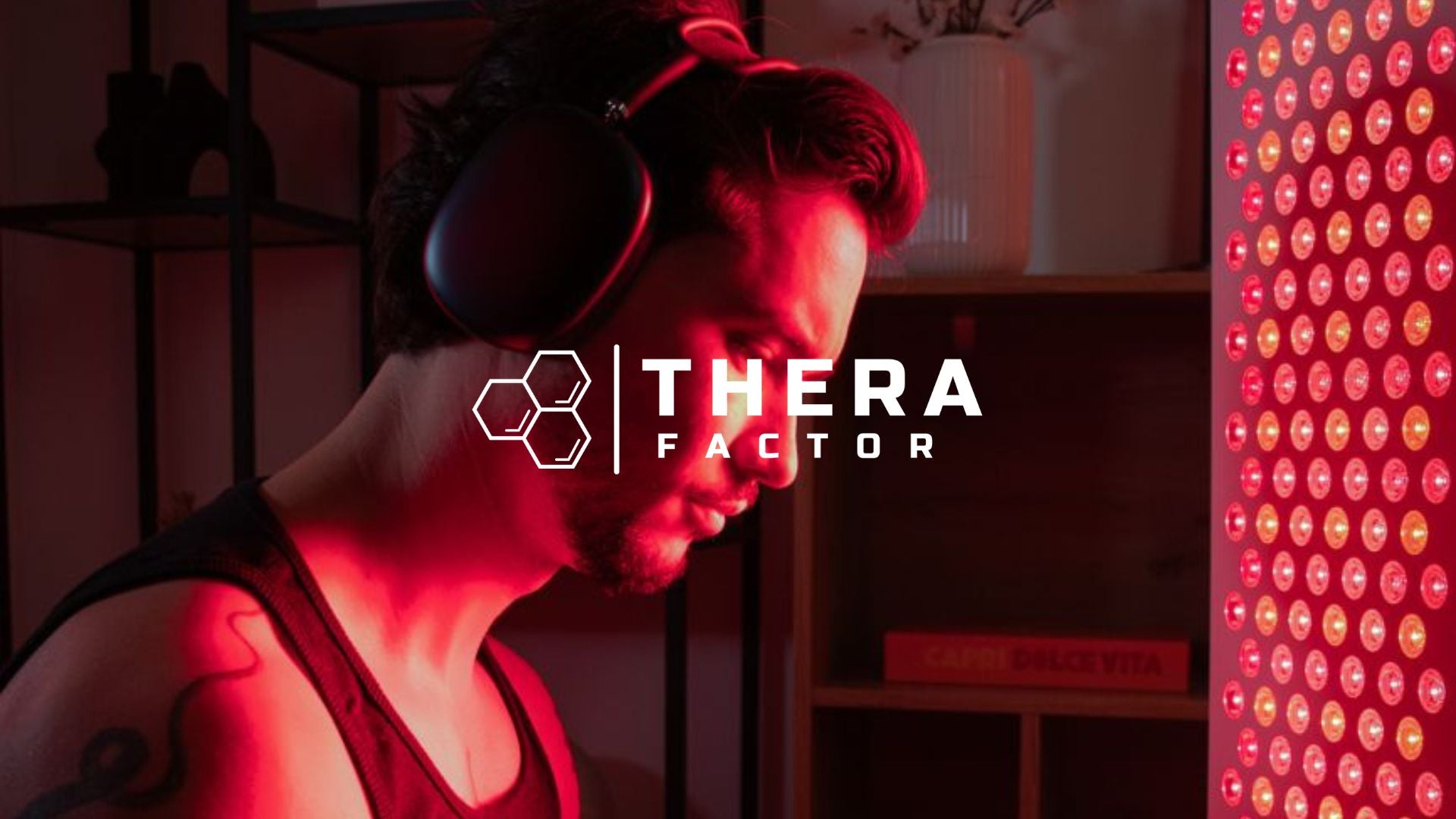 Painel TheraPRO de terapia de luz vermelha e infravermelho próximo da TheraFactor® em utilização doméstica