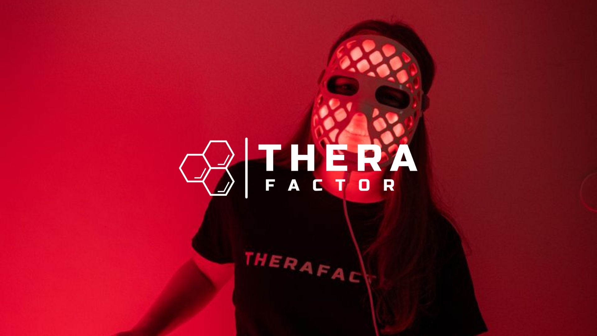 Painel TheraPRO de terapia de luz vermelha e infravermelho próximo da TheraFactor® em utilização doméstica