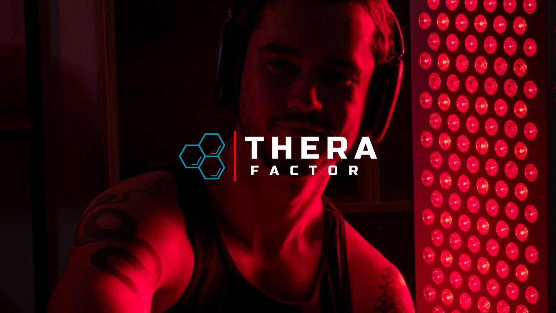 Painel TheraPRO de terapia de luz vermelha e infravermelho próximo da TheraFactor® em utilização doméstica