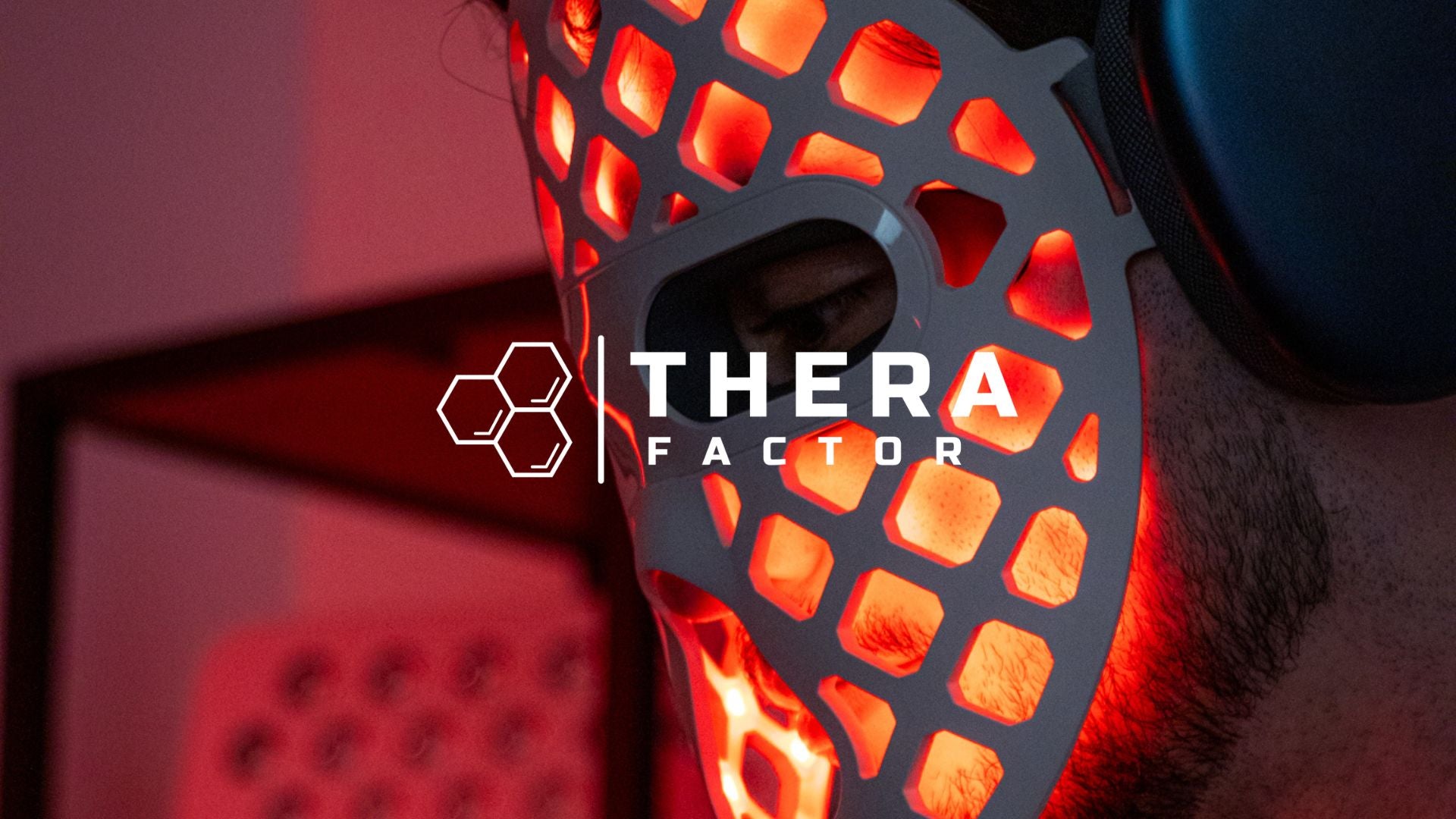 Mascara de luz TheraLUMI FaceMesh de terapia de luz vermelha e infravermelho próximo da TheraFactor® em utilização doméstica