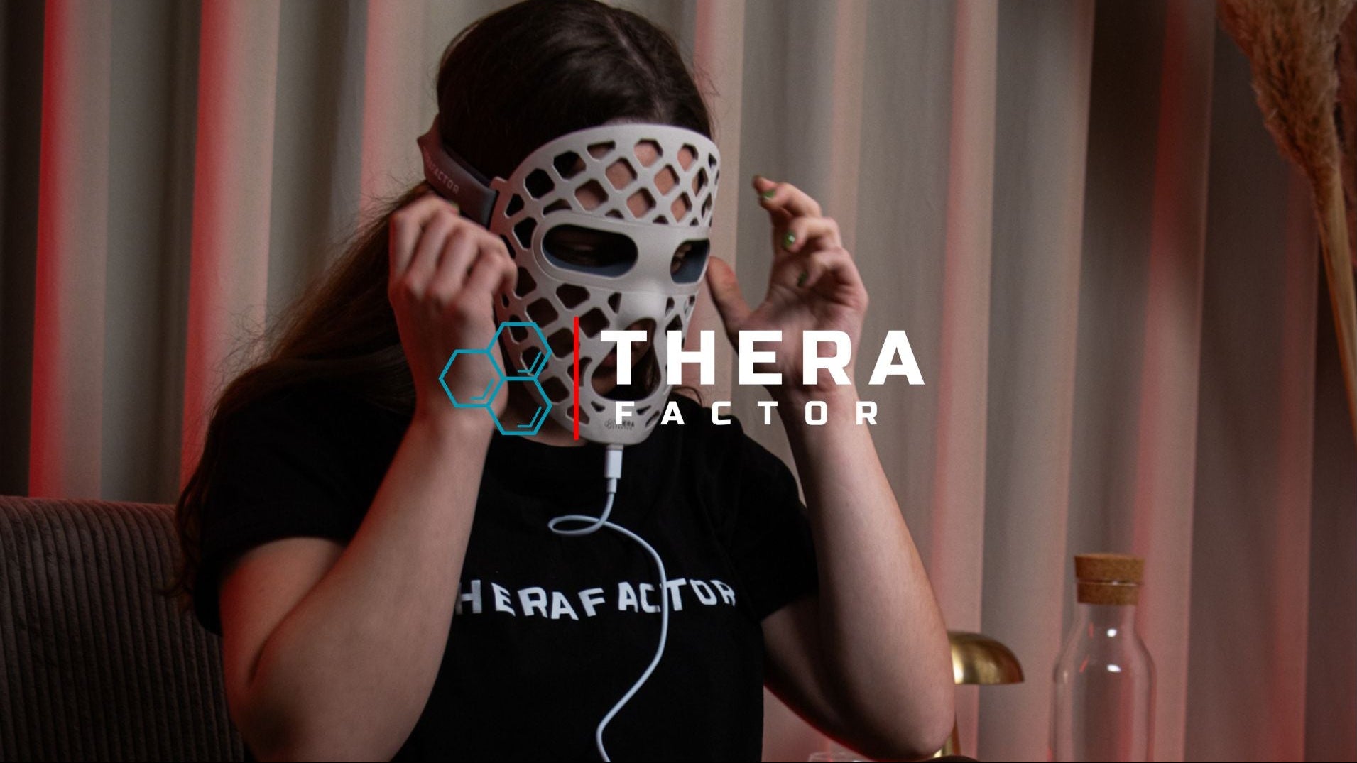 Painel TheraPRO de terapia de luz vermelha e infravermelho próximo da TheraFactor® em utilização doméstica