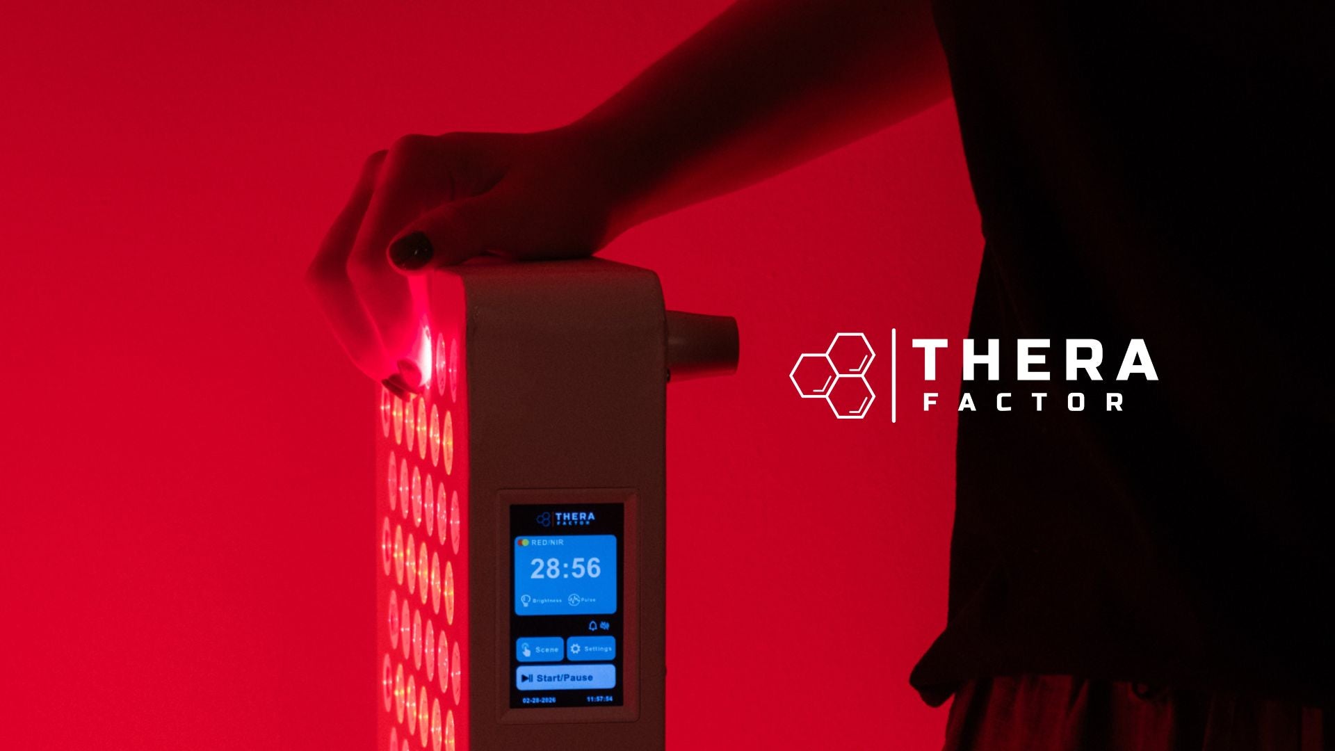 Painel TheraPRO de terapia de luz vermelha e infravermelho próximo da TheraFactor® em utilização doméstica