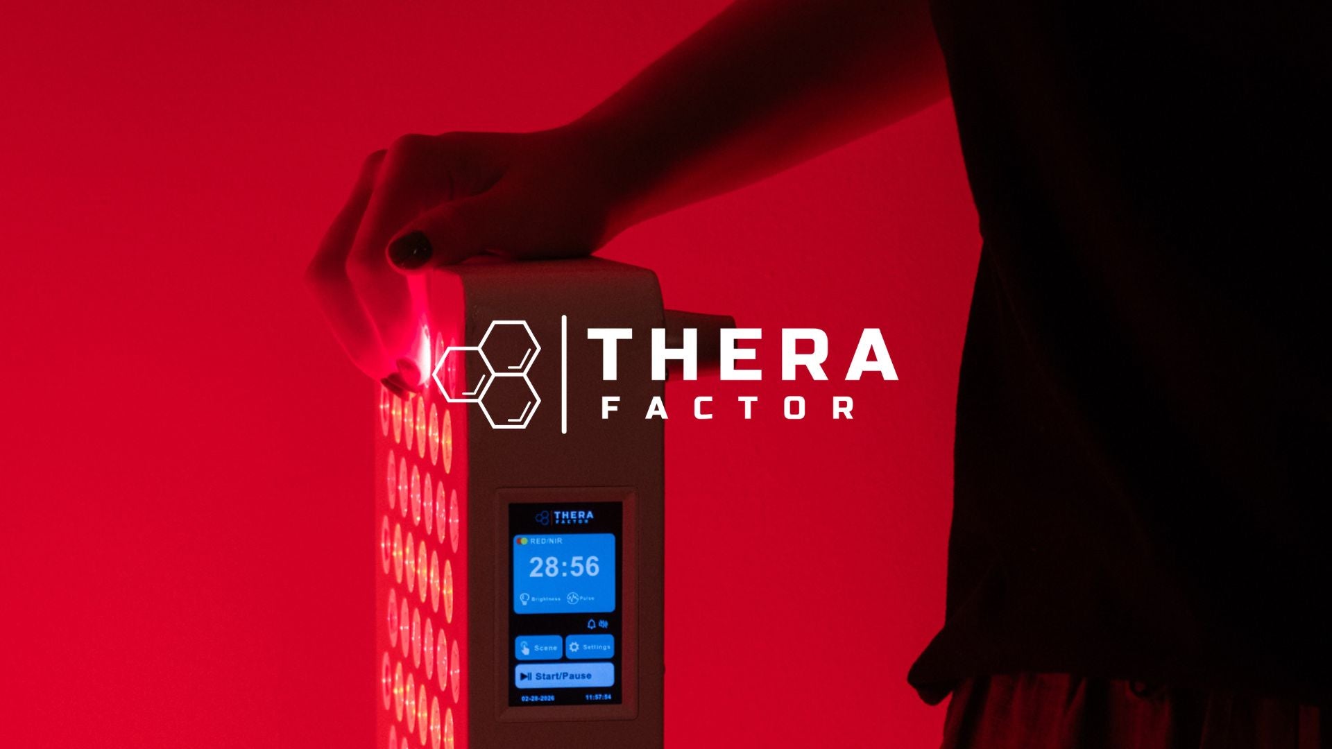 Painel TheraPRO de terapia de luz vermelha e infravermelho próximo da TheraFactor® em utilização doméstica