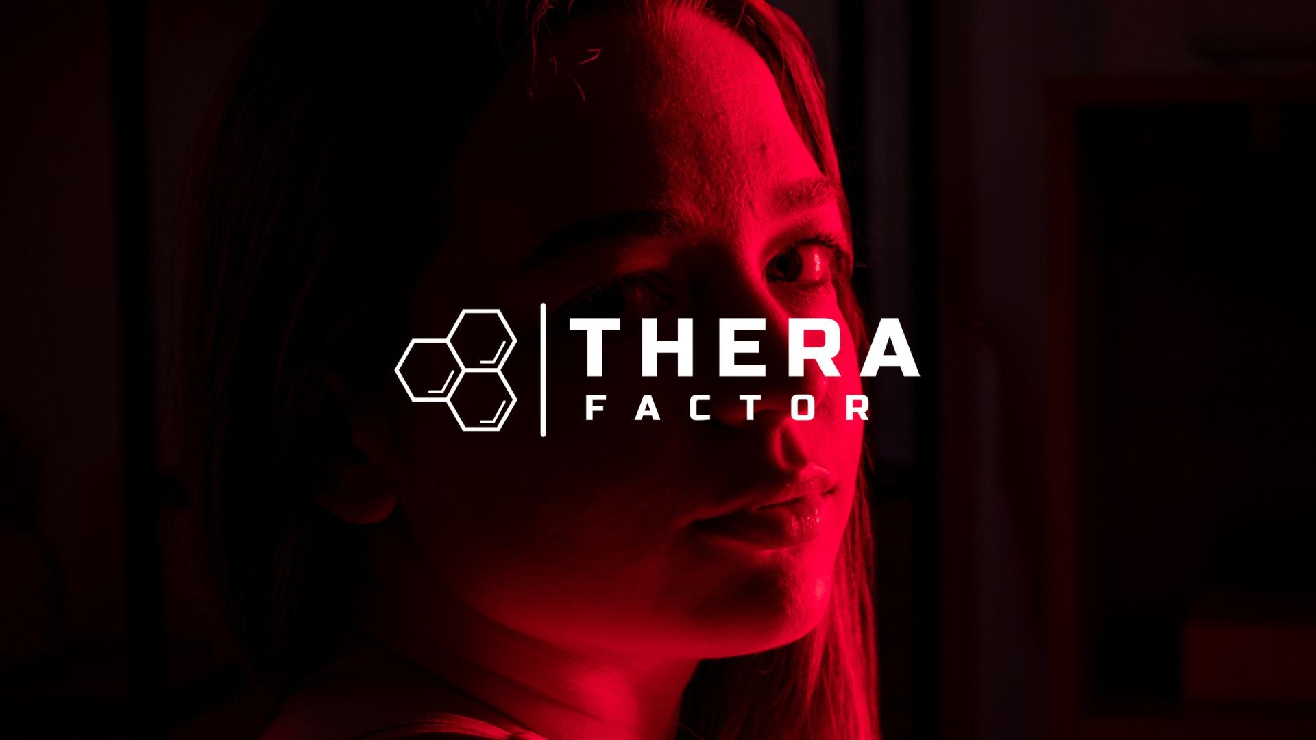 Painel TheraPRO de terapia de luz vermelha e infravermelho próximo da TheraFactor® em utilização doméstica