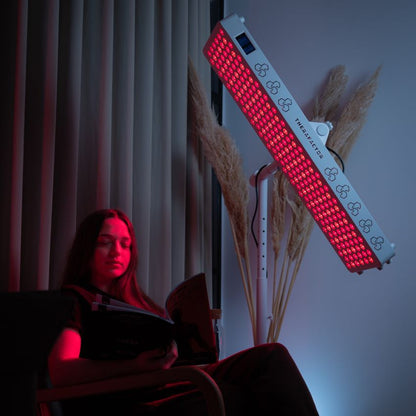 Utilização de painel de luz vermelha TheraFactor® em rotina de bem-estar e relaxamento