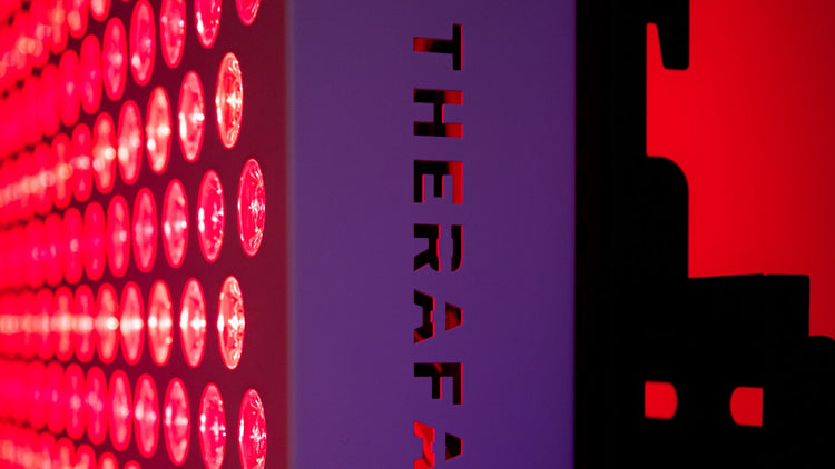 LEDs vermelhos e lateral com o nome TheraFactor num painel de terapia de luz